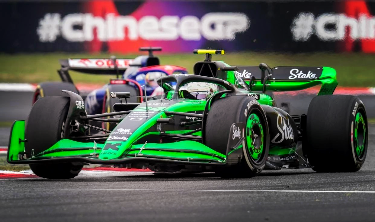 索伯车队逆转红牛二队，周冠宇统治全场