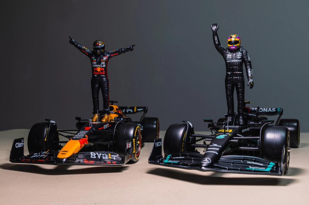 梅赛德斯碾压雷诺车队,塞恩斯惊艳四座 梅赛德斯碾压雷诺车队,塞恩斯惊艳四座