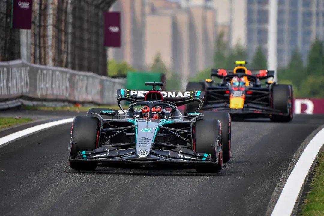 阿斯顿马丁完胜雷诺车队,塞恩斯关键制胜 阿斯顿马丁完胜雷诺车队,塞恩斯关键制胜