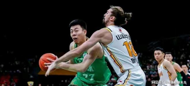 青岛队力克上海队,张镇麟扛起全队 青岛队力克上海队,张镇麟扛起全队