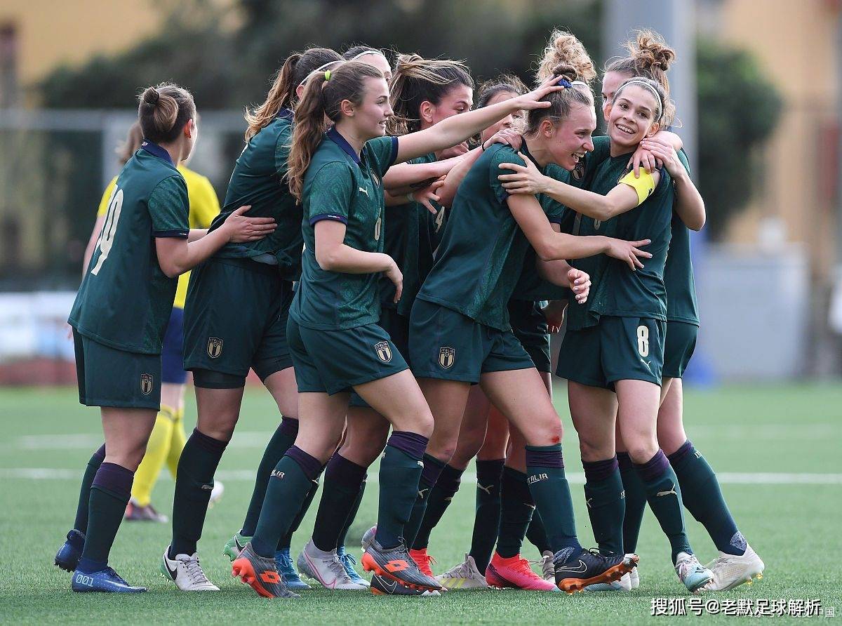 加拿大女足队员在比赛中奉献精彩表现