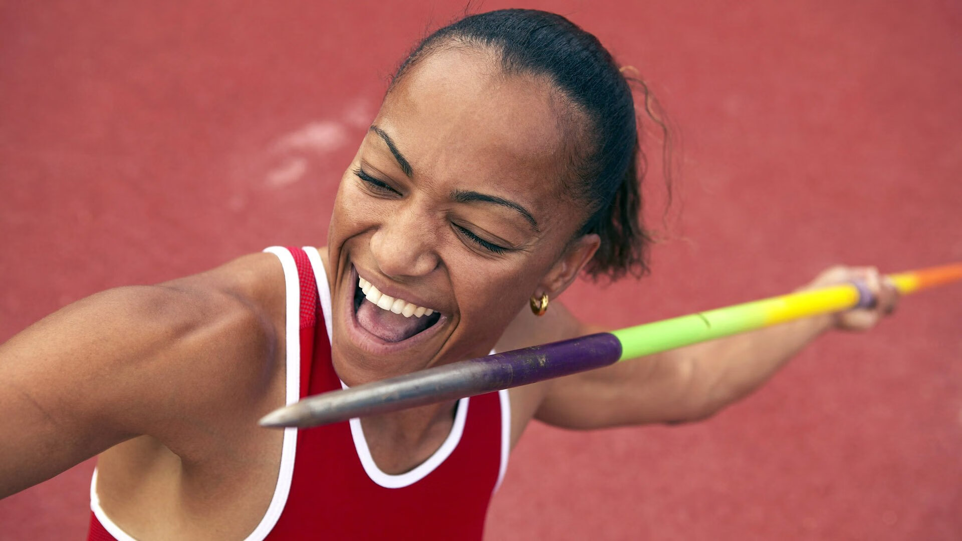 铁血广厦破天山，季后赛焦点战演绎团队篮球的终极胜利