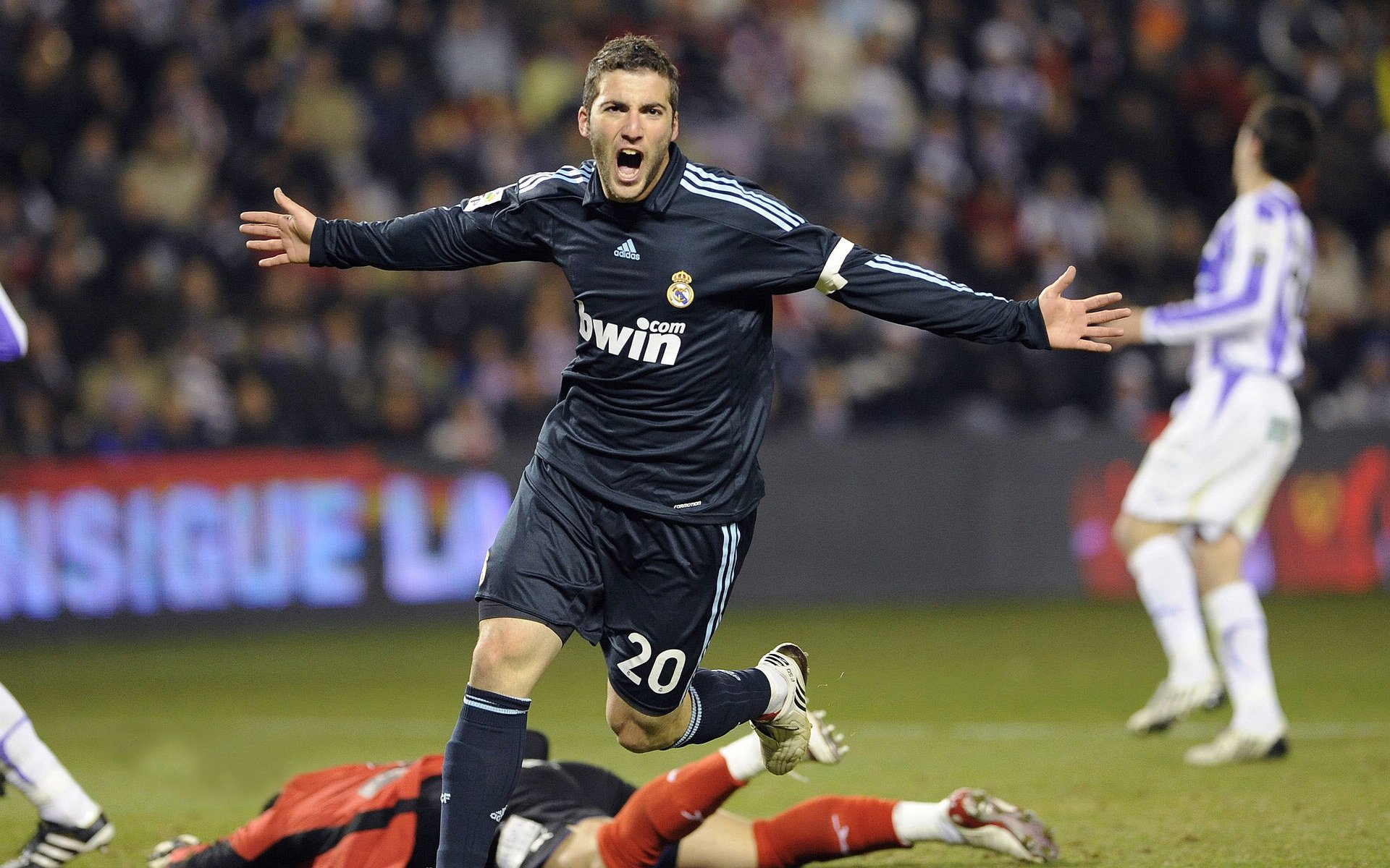 F1年度争冠之夜，字母哥冠军级表现，跨界竞技中的王者之心