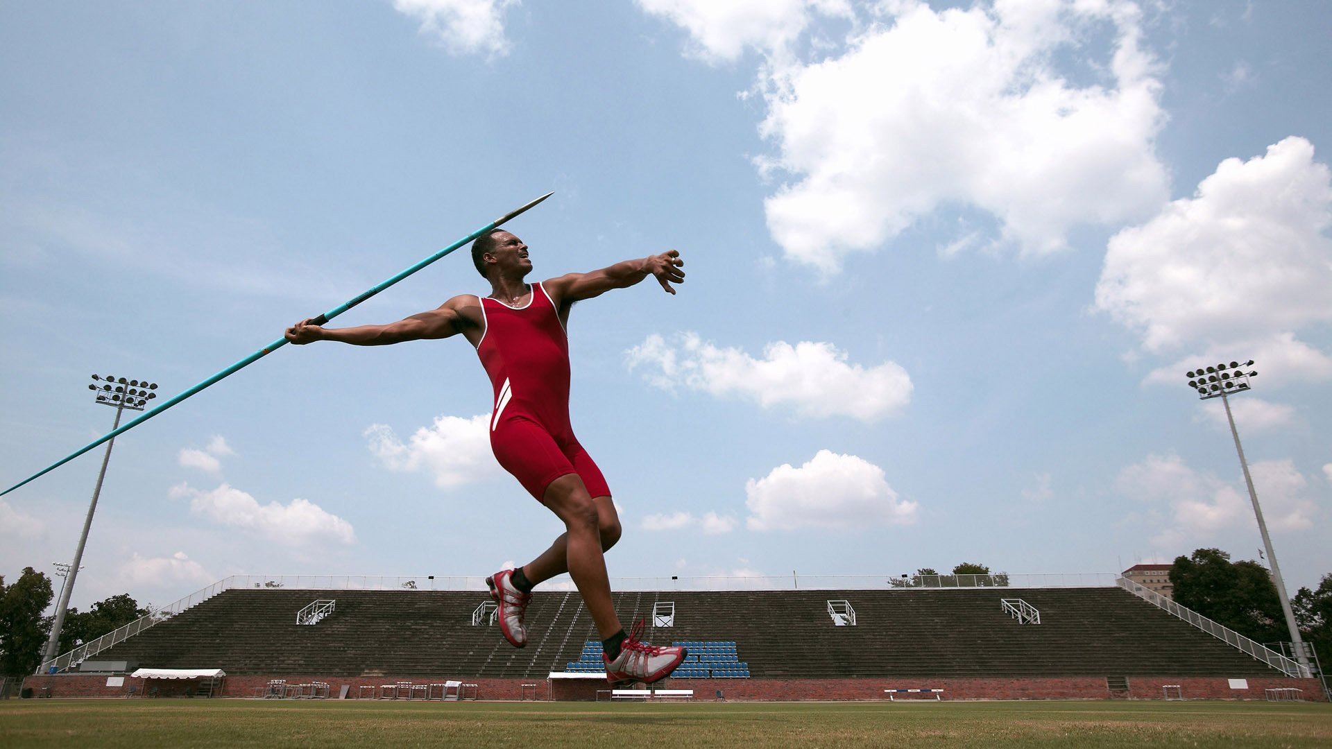 枪手风暴席卷蓝桥,萨利巴锁死斯特林;萨拉赫独木擎天,红军险境显真章